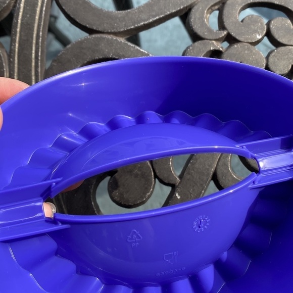 Tupperware - Blue Empanada Press Pastry Turnover Tart Maker - Picture 6 of 9